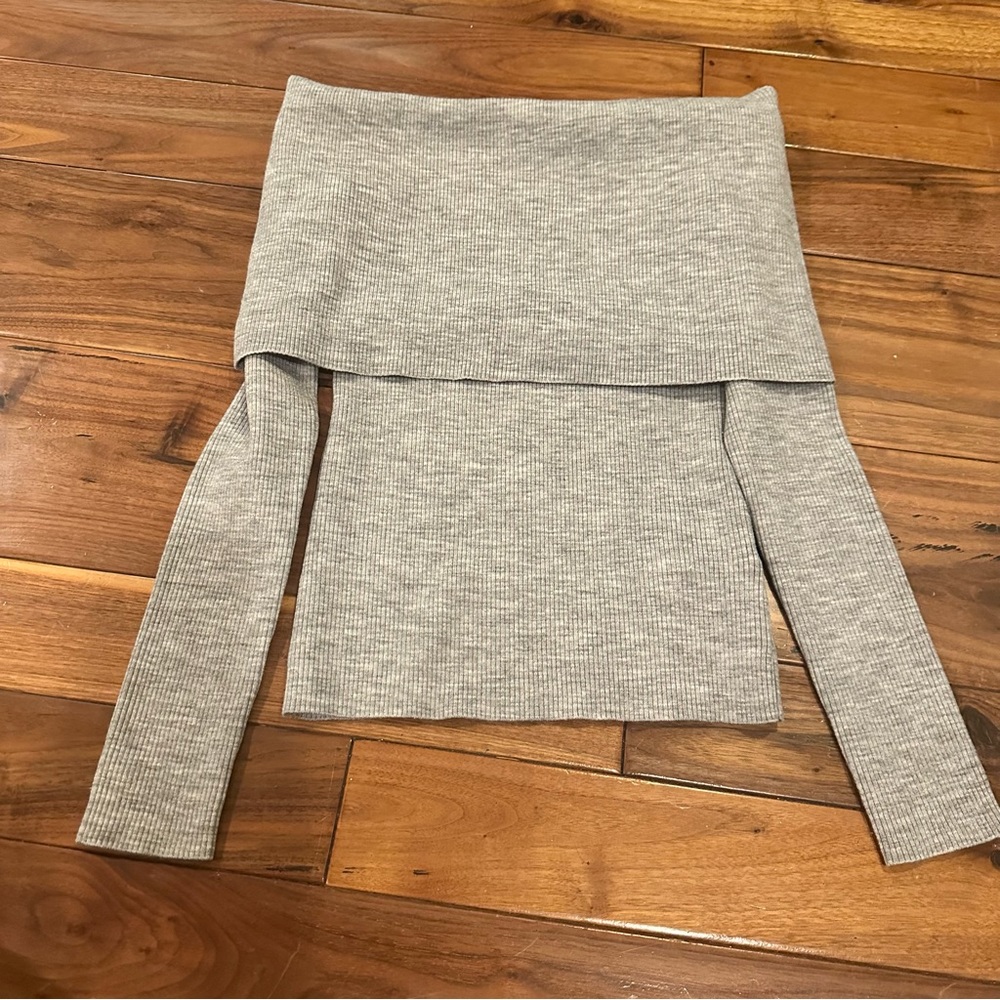 Closet clearout ‼️ Off the shoulder long sleeve sweater